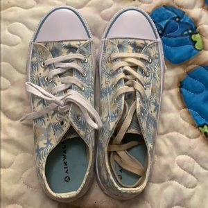 Airwalk tennis shoes